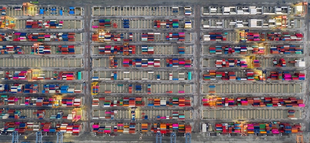 Vista aérea do armazém do porto marítimo comercial e do navio de guindaste do navio de contentores no porto industrial