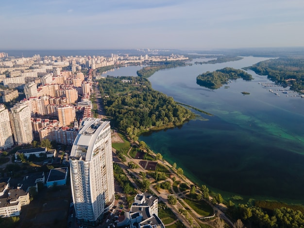 Vista aérea do aterro obolon em kiev durante o dia