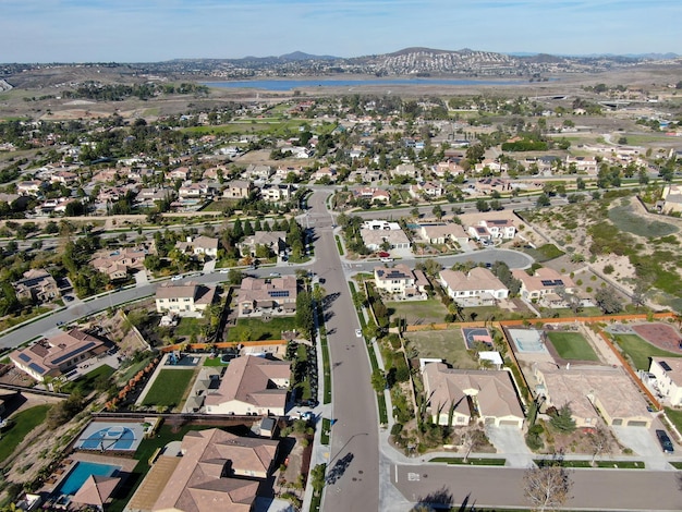 Vista aérea do bairro com casas de loteamento residencial e pequena estrada em Chula Vista