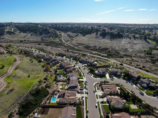 Vista aérea do bairro com casas de loteamento residencial e pequena estrada em Chula Vista