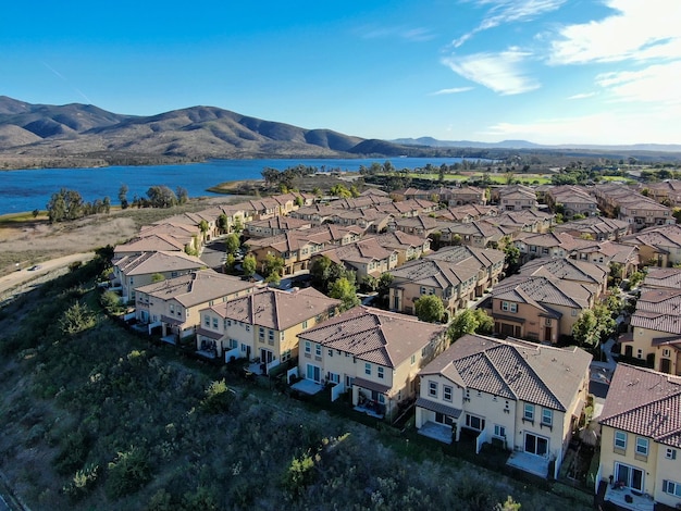 Vista aérea do bairro de classe média alta com subdivisão residencial idêntica, San Diego