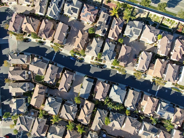 Vista aérea do bairro de classe média alta com subdivisão residencial idêntica, San Diego