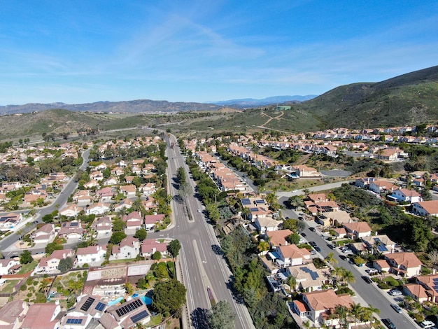 Vista aérea do bairro de classe média com moradias no sul da califórnia eua