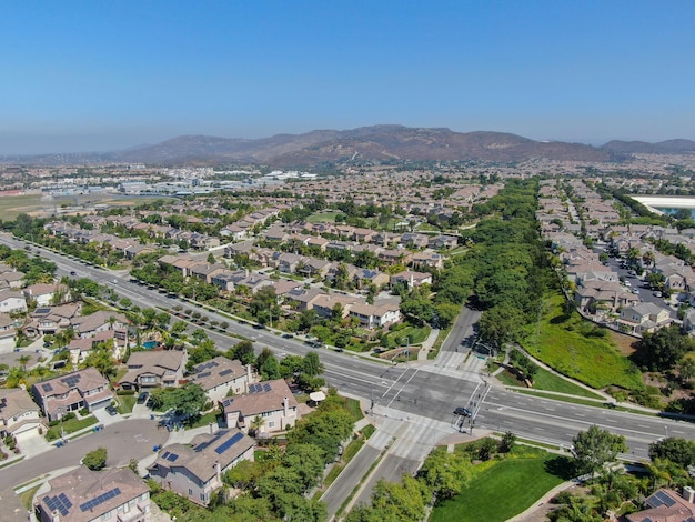 Vista aérea do bairro de classe média com villas no sul da Califórnia, EUA