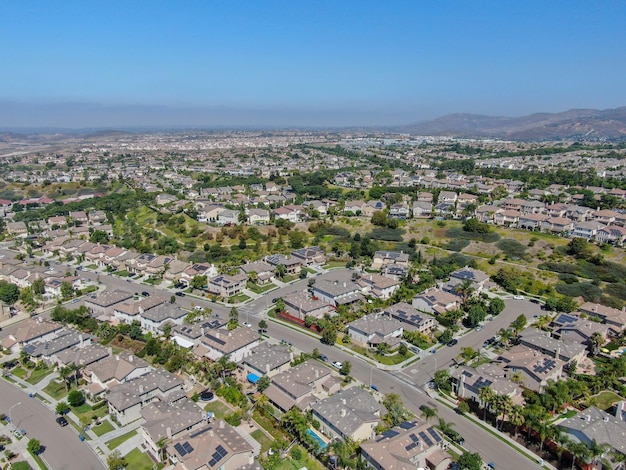Vista aérea do bairro de classe média com villas no sul da Califórnia, EUA