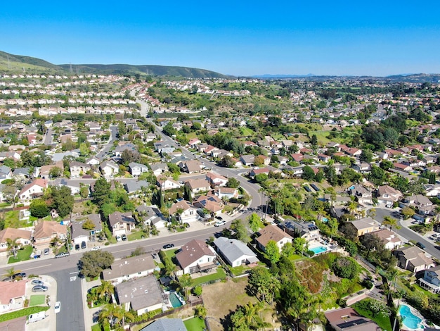 Vista aérea do bairro de subdivisão de classe média com condomínios residenciais e casas em San Diego