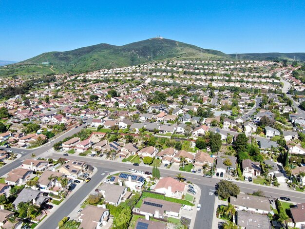 Vista aérea do bairro de subdivisão de classe média com condomínios residenciais e casas em San Diego