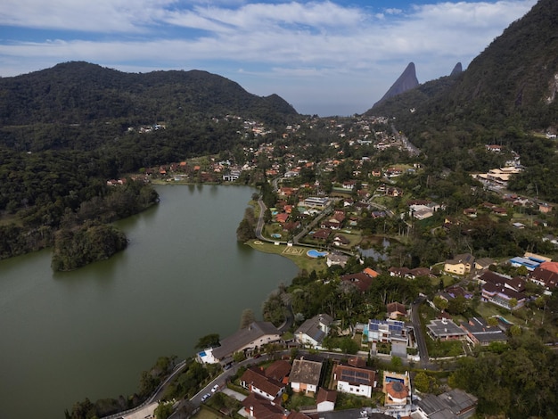 Vista aérea do bairro Granja Comary Carlos Guinle na cidade de Teresópolis Região serrana do Rio de Janeiro Brasil Foto de drone Casas lago e morros e montanhas