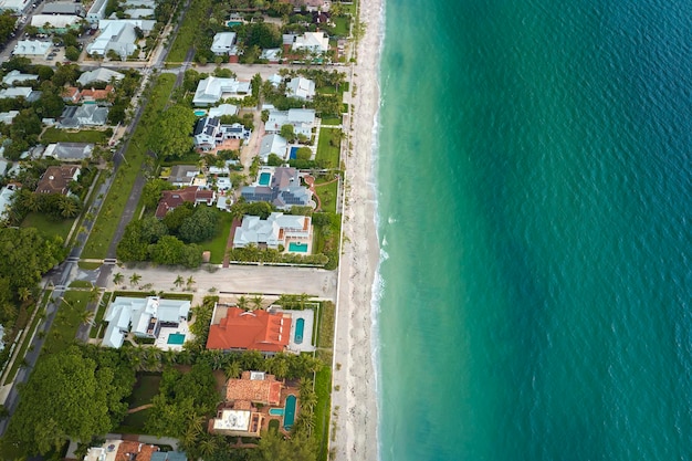 Vista aérea do bairro rico com casas de férias caras na pequena cidade de Boca Grande na ilha de Gasparilla, no sudoeste da Flórida, casas de sonho americano como exemplo de desenvolvimento imobiliário nos EUA
