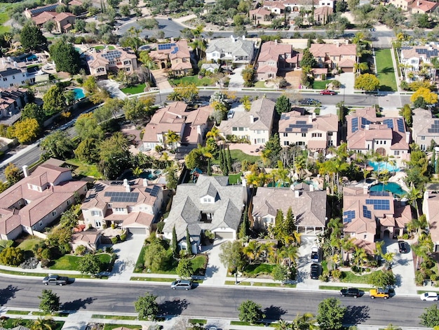 Vista aérea do bairro rico com grandes vilas e piscina no sul da Califórnia