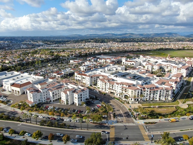 Vista aérea do bairro suburbano com grandes mansões em San Diego, Califórnia, EUA.