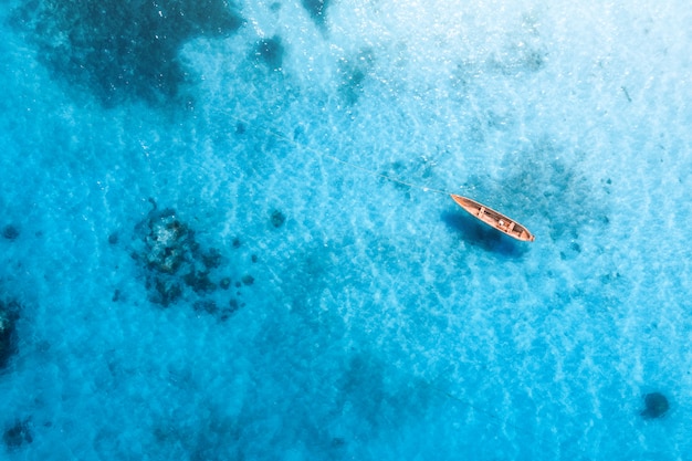 Vista aérea do barco de pesca na água azul transparente