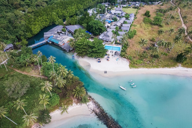 Vista aérea do belo mar tropical e praia paradisíaca com selva e resort em dia ensolarado na ilha de Koh Kood