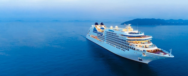 Foto vista aérea do belo navio de cruzeiro branco acima do cruzeiro de luxo no mar oceânico no início da manhã conceito de turismo viagens de férias tirar férias no verão