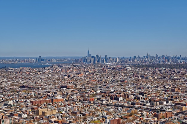 Vista aérea do Brooklyn com arranha-céus de Lower Manhattan ao fundo. Nova York, EUA