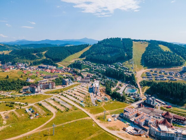 Vista aérea do bukovel de verão nas montanhas dos Cárpatos ucranianos