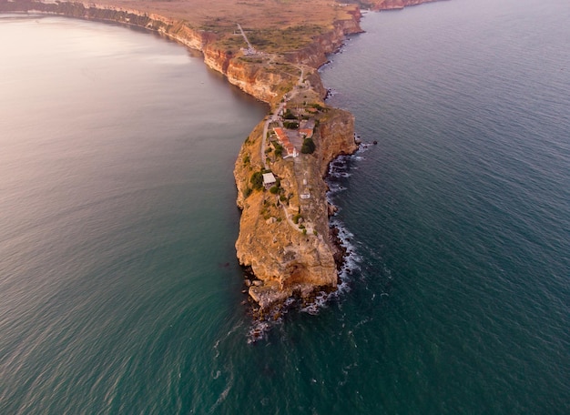 Vista aérea do Cabo Kaliakra na costa do Mar Negro na Bulgária