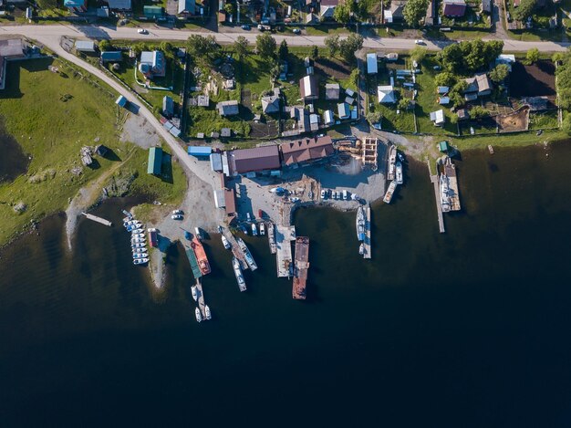 Vista aérea do cais no lago Teletskoye com navios e barcos ancorados na costa perto da vila de Artybash em um dia ensolarado de verão Descanse e viaje para a reserva natural