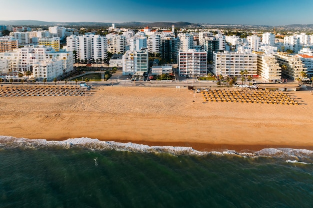 Vista aérea do calçadão da praia e edifícios em Quarteira Algarve Portugal