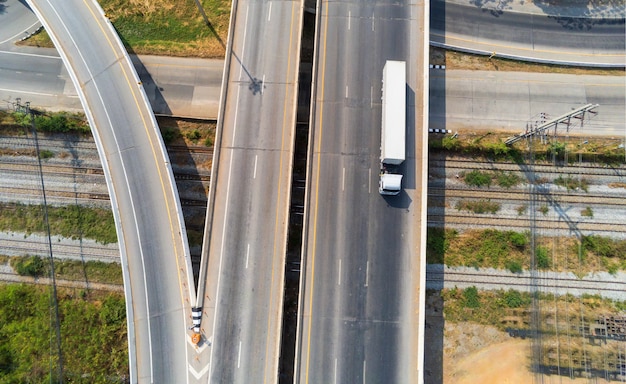 Vista aérea do caminhão branco de carga na estrada da rodovia com contêiner, conceito de transporte., importação, exportação logística industrial transporte transporte terrestre na via expressa de asfalto