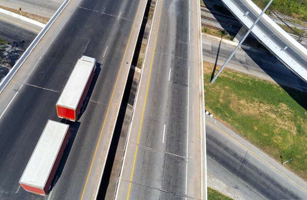 Foto vista aérea do caminhão branco de carga na estrada da rodovia com contêiner, conceito de transporte., importação, exportação logística industrial transporte transporte terrestre na via expressa de asfalto