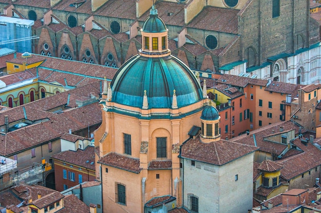 Vista aérea do campanário e cúpula de Santi Bartolomeo e Gaetano em Bolonha, Itália