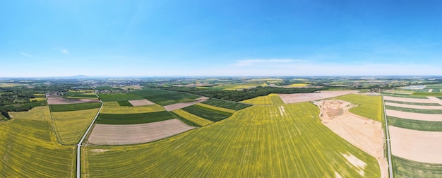 Vista aérea do campo com campos agrícolas