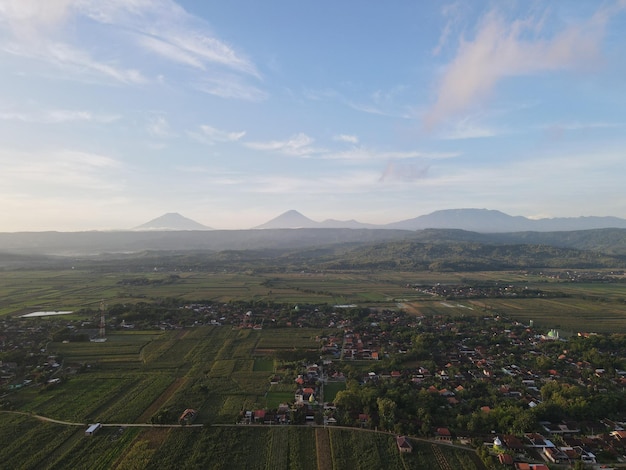 Vista aérea do campo de arroz com estrada em Yogyakarta Indonésia