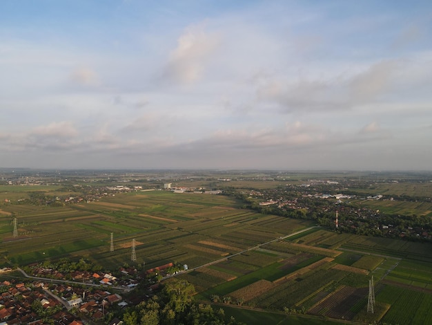 Vista aérea do campo de arroz com estrada em Yogyakarta Indonésia