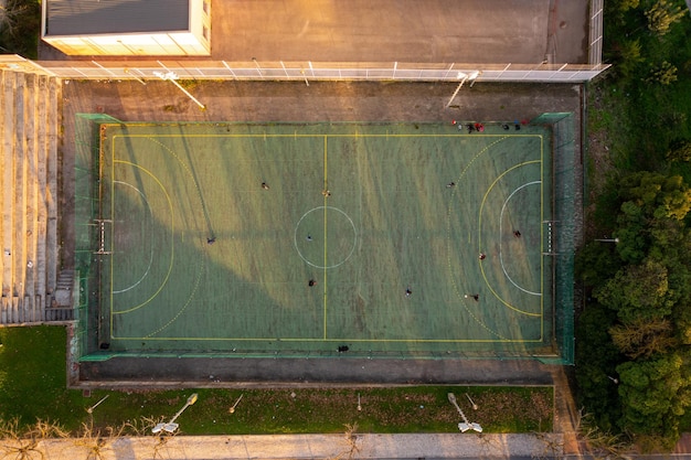 Vista aérea do campo de futebol artificial verde