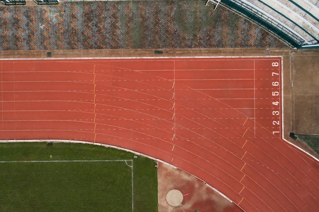 Vista aérea do campo de futebol vazio de cima com pistas de corrida ao seu redor Estádio incrível para muitas disciplinas esportivas em phuket tailândia