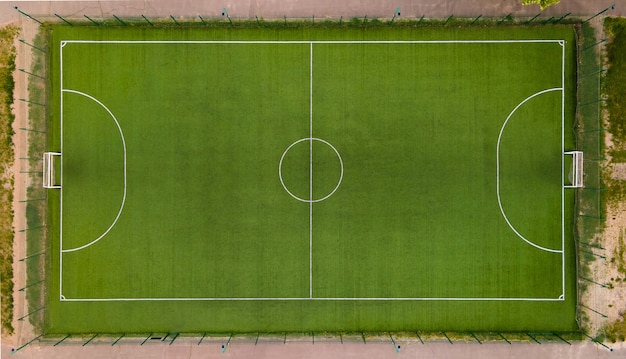 Vista aérea do campo de futebol vazio do campo de esportes a um ângulo de noventa graus do drone