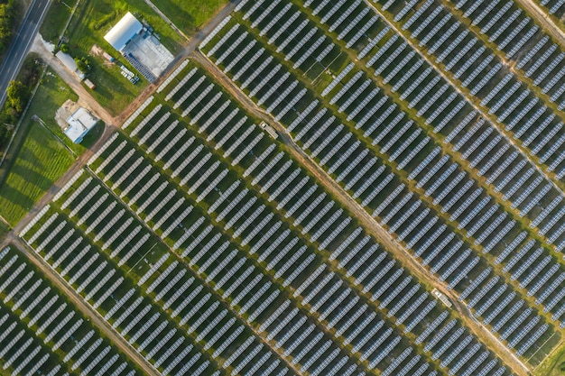 Vista aérea do campo de painéis solares