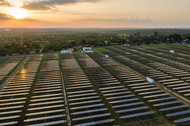 Foto vista aérea do campo de painéis solares