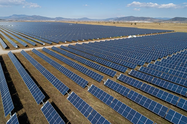 Foto vista aérea do campo do painel solar