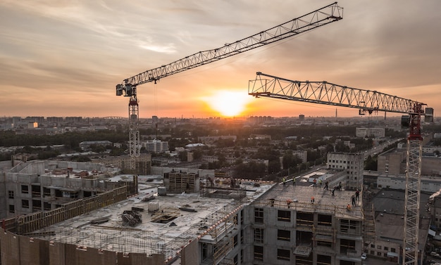 Vista aérea do canteiro de obras ao pôr do sol