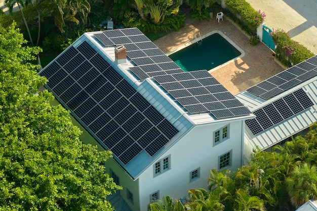 Vista aérea do caro telhado doméstico americano com painéis solares fotovoltaicos azuis para produzir energia elétrica ecológica limpa Investir em eletricidade renovável para renda de aposentadoria