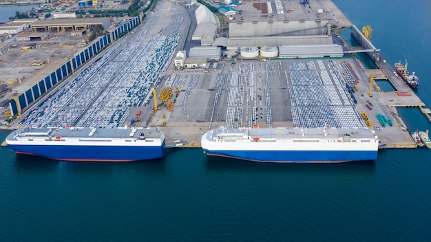 Foto vista aérea do carregamento do carro para grande roro roll on off do navio transportador para envio para todo o mundo