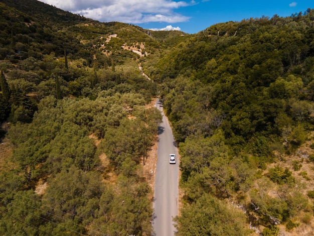 Vista aérea do carro em movimento pela estrada na ilha de Lefkada