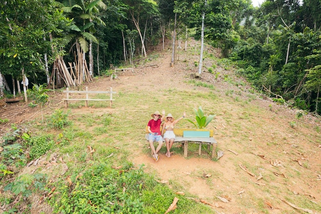 Vista aérea do casal passando um tempo na selva