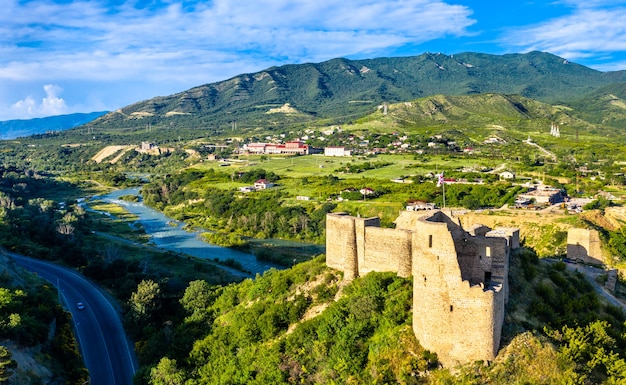 Vista aérea do castelo Bebris Tsikhe perto de Mtskheta, na Geórgia