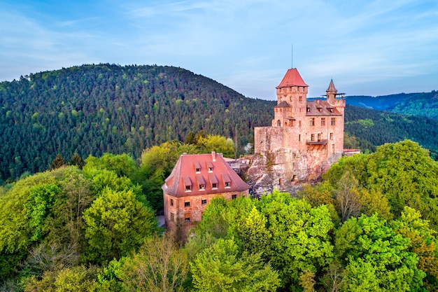 Vista aérea do Castelo de Berwartstein na floresta do Palatinado. Renânia-Palatinado, Alemanha