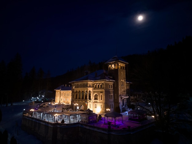 Vista aérea do Castelo de Cantacuzino no inverno Busteni Romênia