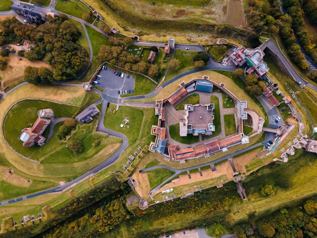 Foto vista aérea do castelo de dover a mais icónica de todas as fortalezas inglesas castelo inglês no topo da colina