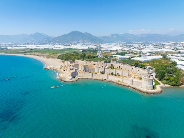 Vista aérea do Castelo de Mamure ou Castelo de Anamur na cidade de Anamur, na Turquia