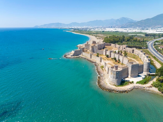 Vista aérea do Castelo de Mamure ou Castelo de Anamur na cidade de Anamur, na Turquia