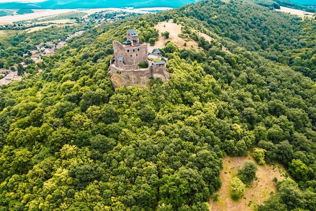 Vista aérea do castelo medieval arruinado de Holloko, patrimônio mundial da UNESCO na Hungria Castelo histórico nas montanhas da Hungria