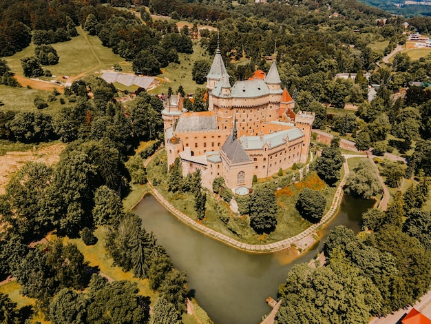 Vista aérea do castelo medieval de Bojnice Património da UNESCO na Eslováquia Eslováquia Conceito de viagens de paisagem Castelo romântico