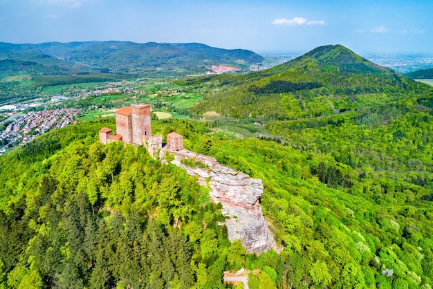 Vista aérea do Castelo Trifels na floresta do Palatinado. Grande atração turística no estado da Renânia-Palatinado da Alemanha