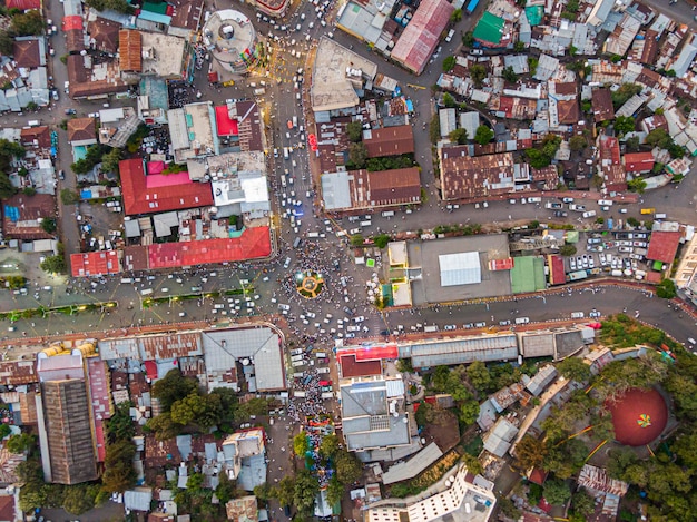 Vista aérea do centro da cidade de gondar com muito tráfego de carros e pedestres etiópia áfrica